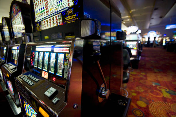 Live dealer – real-time card dealing Live baccarat table with dealer and cards visible on screen